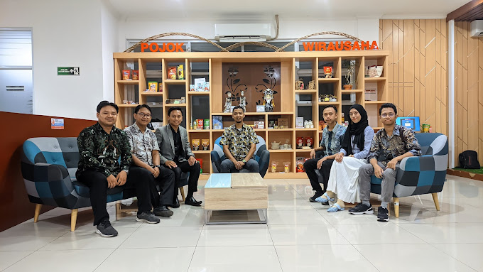 Kualitas Penampilan dan sikap profesional With Rhana Cahya Nugrah...